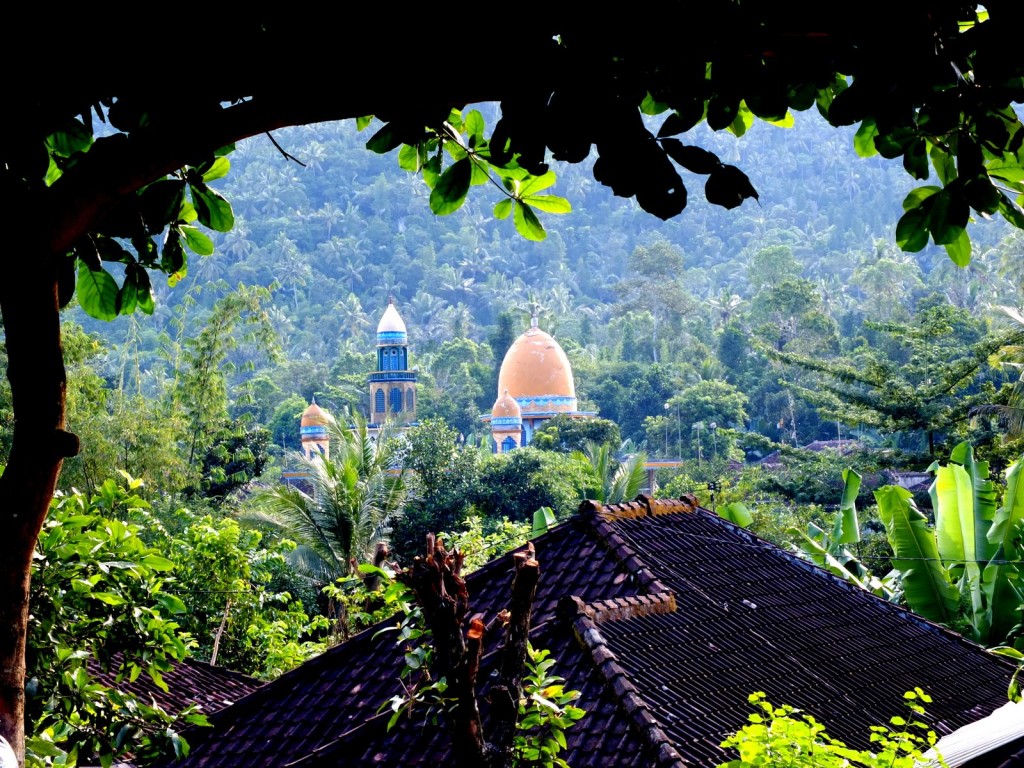 Mosque in the mountains: despite the many Hindu temples, Islam is the predominant religion on Lombok.