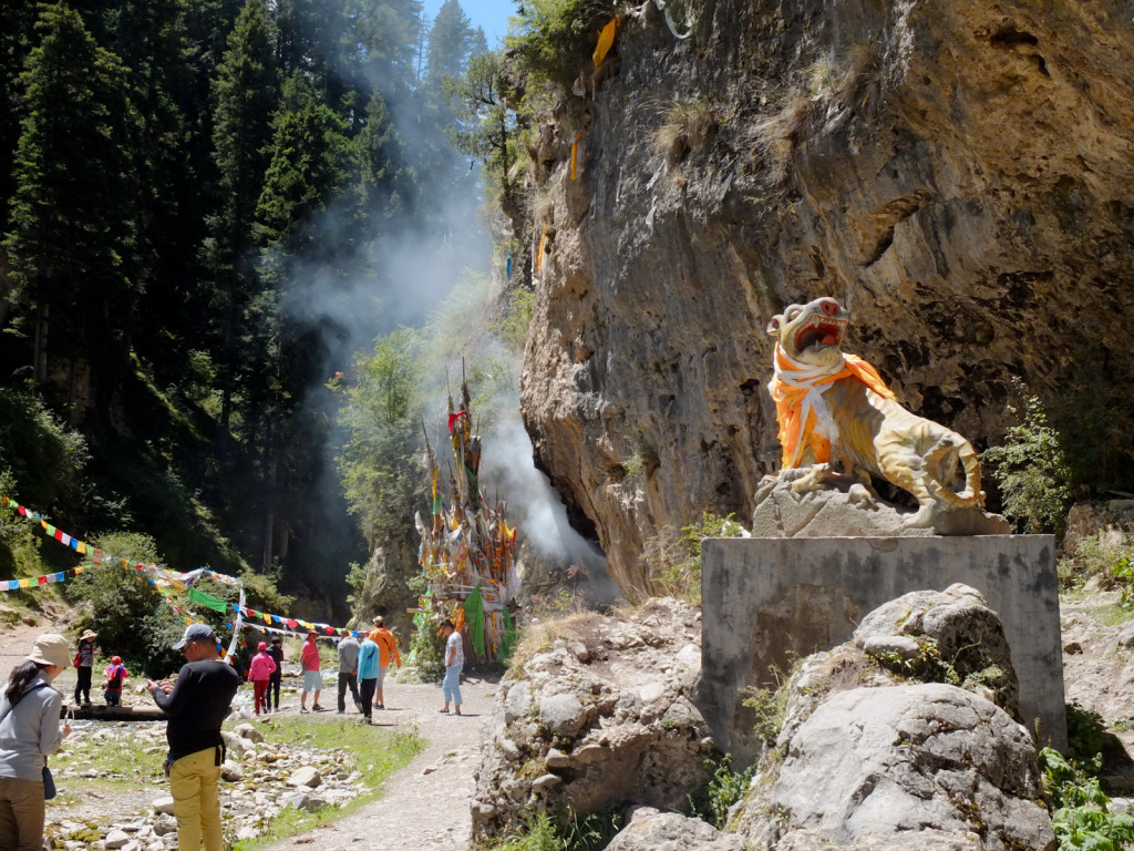 Popular Tiger Gorge monastery, Langmusi.